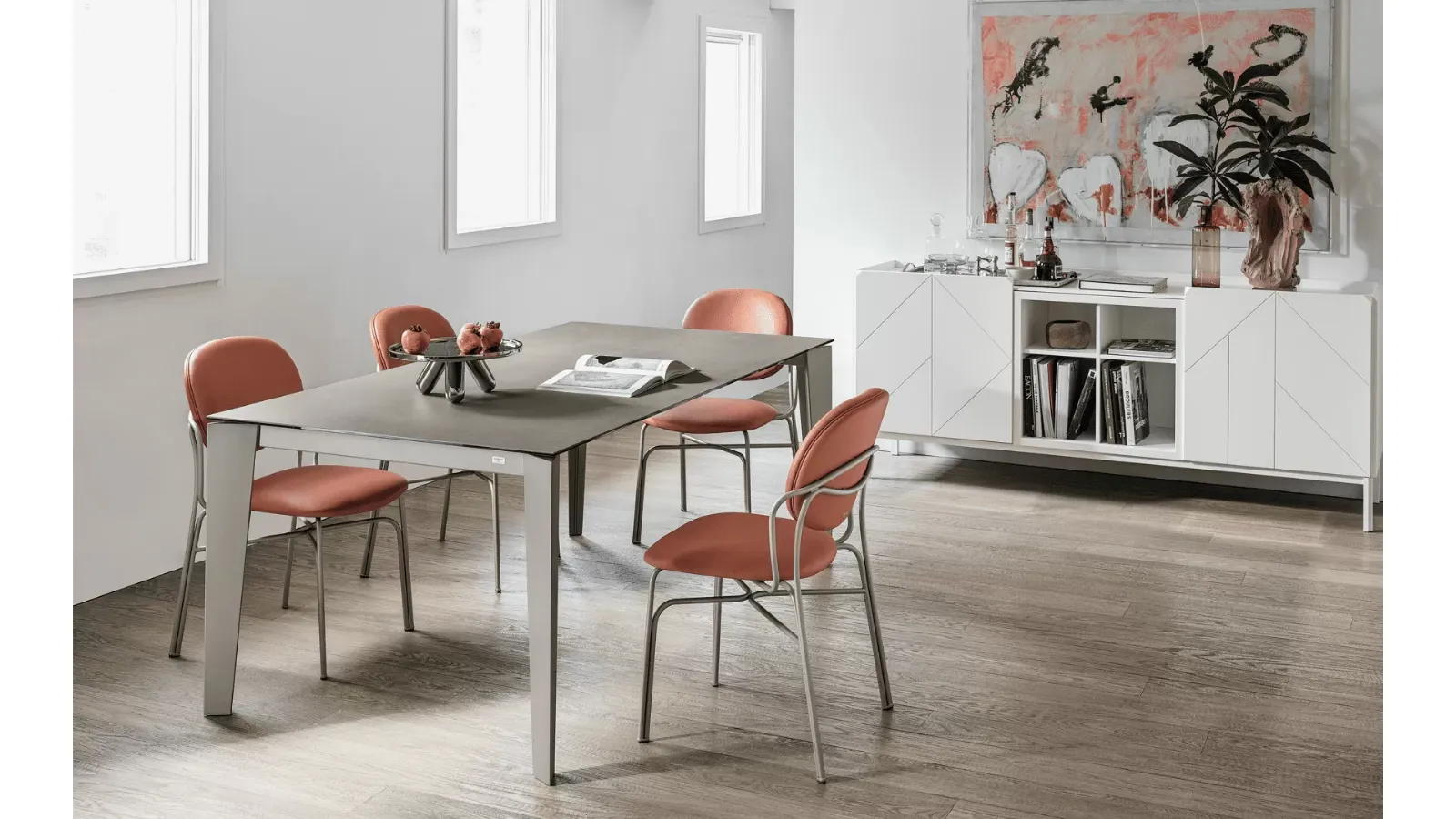 Sedia Dada rivestita in pelle con struttura in acciaio laccato di Bontempi