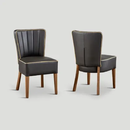 Sedia Felicia in ecopelle finitura dogata con struttura in legno massello di Dialma Brown
