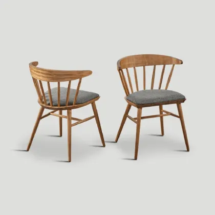 Sedia Helena in legno massello con seduta imbottita e rivestita in tessuto grigio di Dialma Brown