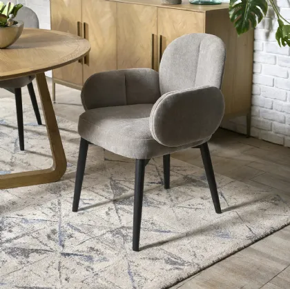 Sedia in tessuto imbottito con braccioli e struttura in legno massello di Rovere laccato color brunito Mira di Dialma Brown