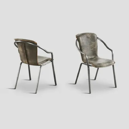 Sedia con braccioli e struttura in metallo con rivestimento in vera pelle color Ebano chiaro Petersburg di Dialma Brown