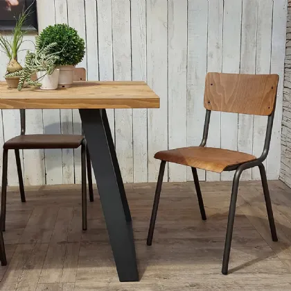 Sedia impilabile School in legno finitura Vintage e struttura in metallo di Dialma Brown