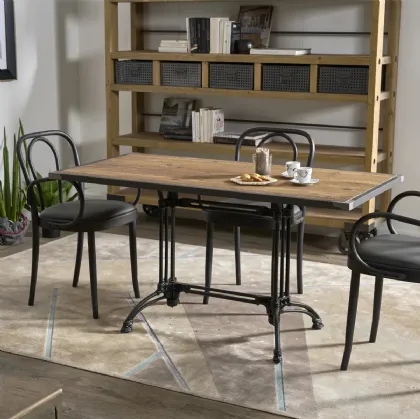 Tavolo rettangolare Basilio con top in legno stratificato di Conifera finitura Old Pine e base in fusione di ghisa Black di Dialma Brown