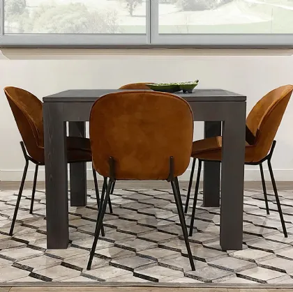 Tavolo quadrato allungabile Campora realizzato in legno stratificato e legno massello di Conifera finitura Dark Grey di Dialma Brown