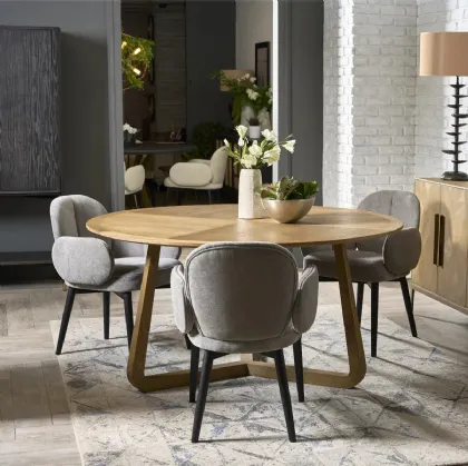 Tavolo rotondo Diadema realizzato in legno stratificato e legno massello di Rovere naturale di Dialma Brown