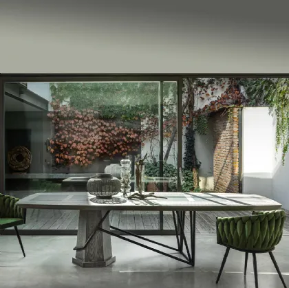 Tavolo di design King realizzato in legno massello di Conifera lavorato a mano con top con inserti in grès porcellanato finitura pietra e base in legno e metallo color grafite di Dialma Brown