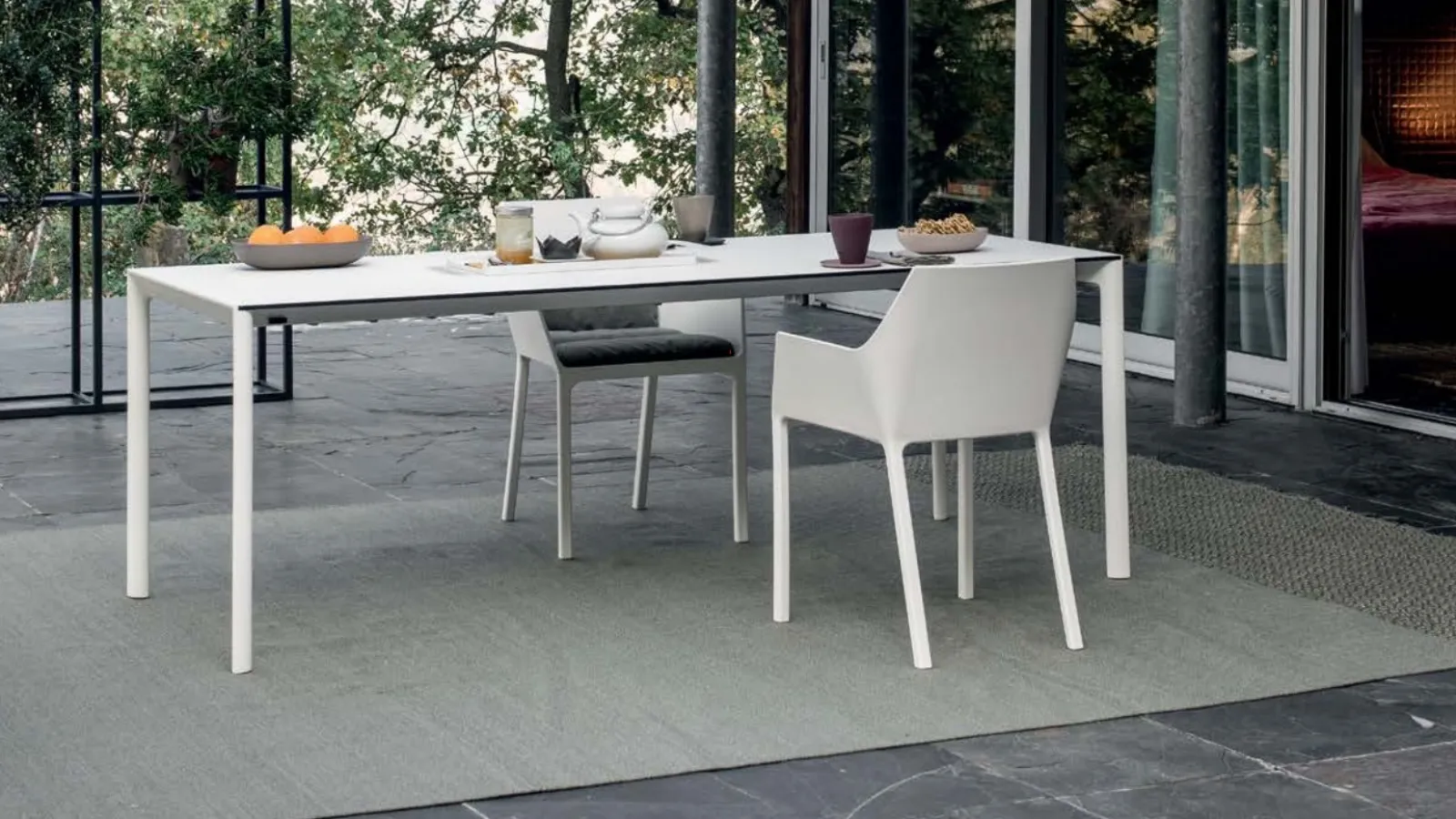 Tavolo rettangolare e lineare bianco Maki di Kristalia