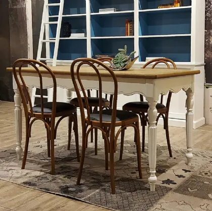 Tavolo allungabile Spoleto con top in legno stratificato di Rovere naturale e base in legno massello laccata bianco vissuto di Dialma Brown