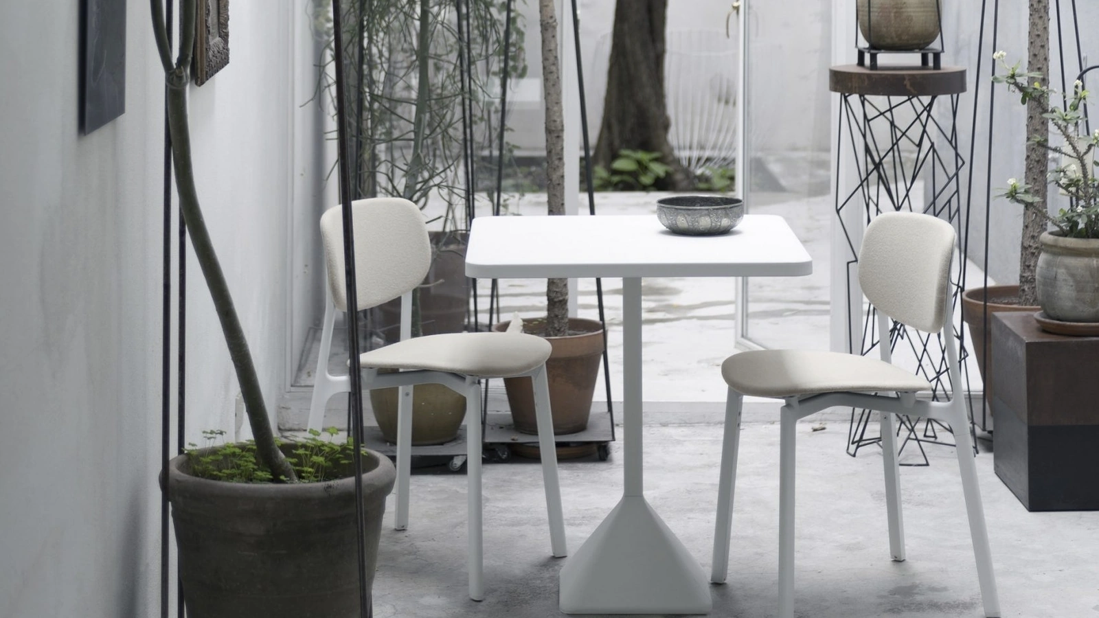 Tavolo quadrato TNP con base in ghisa di Kristalia