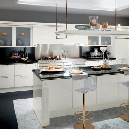 Cucina Classica angolare con isola Baccarat laccata lucida Bianca di Scavolini