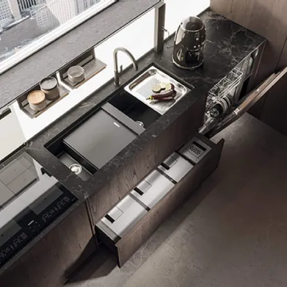 Cucina Design lineare in castagno spazzolato con top in marmo nero rigato Ak 07 03 di Arrital