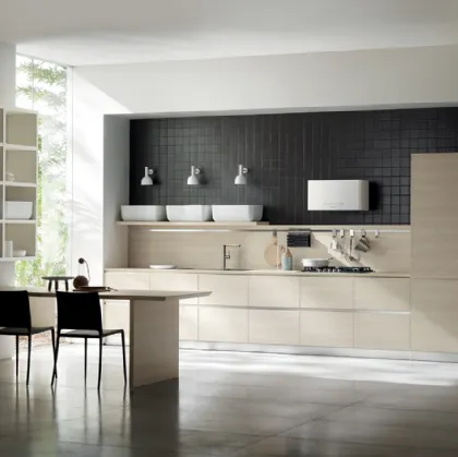 Cucina Moderna Qi in Olmo Kuuki e parete Fluida in Bianco Puro di Scavolini