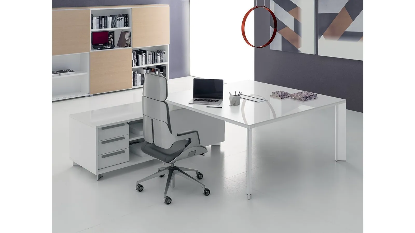 Scrivania Direzionale Tay DV903 con top in vetro retrolaccato bianco e gambe in metallo di DVO