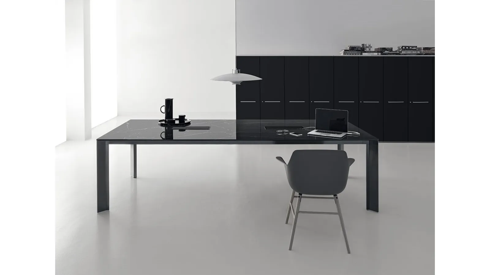 Scrivania Direzionale Tay DV903 con top in vetro e gres effetto marmo e gambe in metallo di DVO